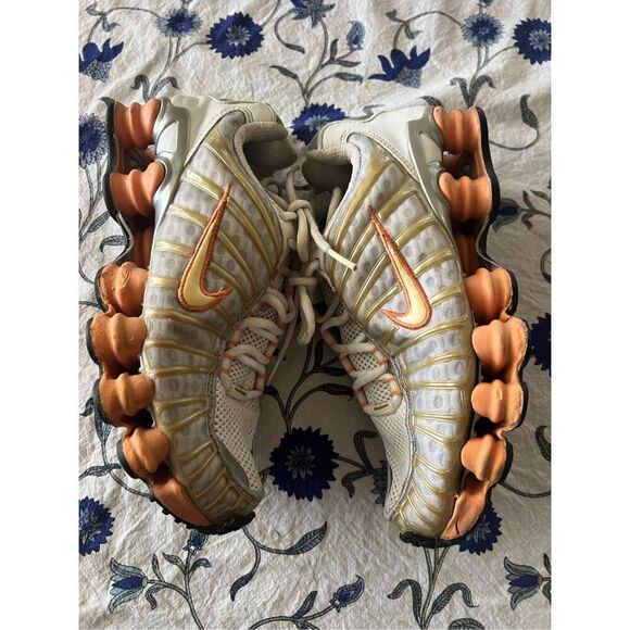 Nike Women’s Shox Orange and White Size 8- 39 - Picture 10 of 13